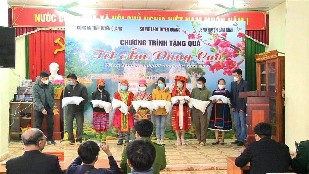 Tuyên Quang: Tặng quà Tết cho đồng bào dân tộc thiểu số khó khăn